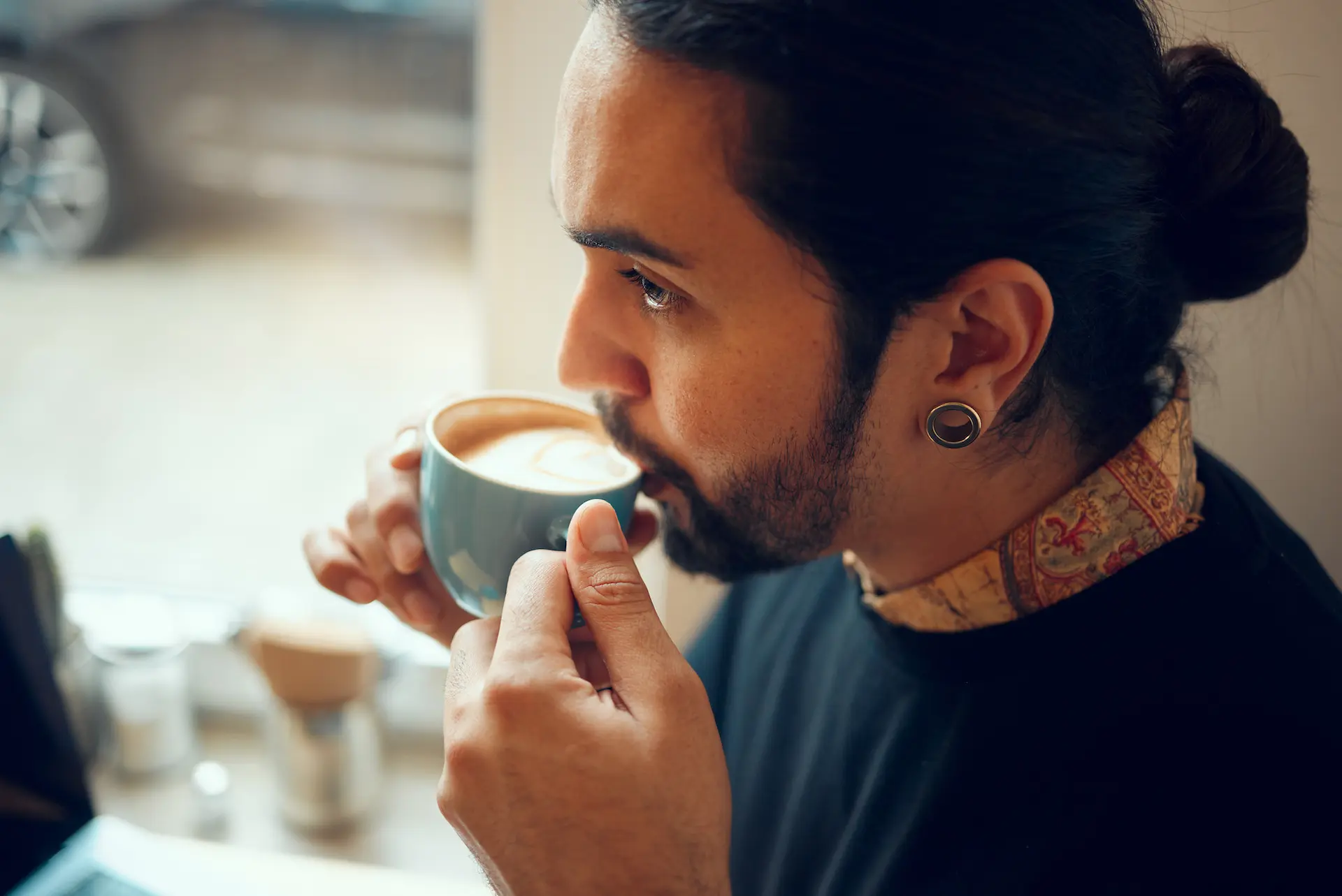 Bărbat care bea dintr-o ceașcă de cafea